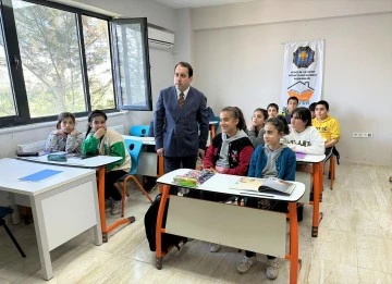 Kaymakam Zengince'den, &ouml;ğrencilere hediye