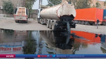 Kaza yapan tankerdeki akaryakıt yola d&ouml;k&uuml;ld&uuml;