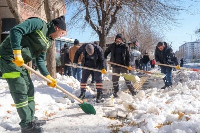 Kent merkezinde kar temizliği ve tuzlama &ccedil;alışması