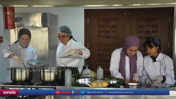 Kente &ouml;zg&uuml; lezzetleri &ouml;ğretim &uuml;yelerinin beğenisine sundu