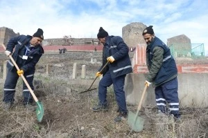 Kentteki mezarlıklarda d&uuml;zenli temizlik yapılıyor