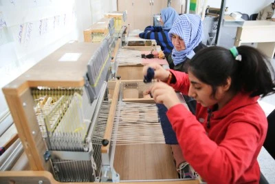 Kilim dokuyarak engellerini aşmaya &ccedil;alışıyorlar