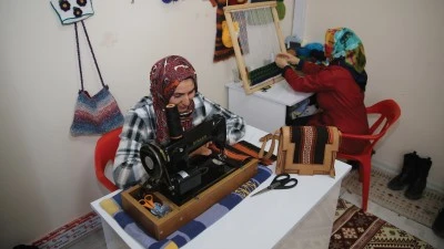 Kilimler h&uuml;nerli ellerde &ccedil;anta ve c&uuml;zdana d&ouml;n&uuml;şt&uuml;r&uuml;l&uuml;yor
