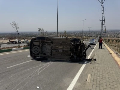 Kilis'te devrilen hafif ticari ara&ccedil;taki 4 kişi yaralandı