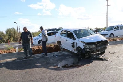 Kilis'te devrilen otomobildeki 2 kişi yaralandı