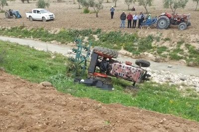 Kilis'te devrilen trakt&ouml;r&uuml;n s&uuml;r&uuml;c&uuml;s&uuml; &ouml;ld&uuml;