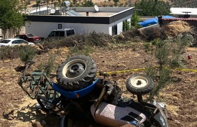 Kilis'te devrilen trakt&ouml;r&uuml;n s&uuml;r&uuml;c&uuml;s&uuml; &ouml;ld&uuml;