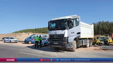 Kilis&rsquo;te kamyonla &ccedil;arpışan taksideki 2 kişi &ouml;ld&uuml;, 8 kişi yaralandı