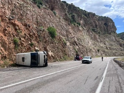 Kilis'te minib&uuml;s&uuml;n devrilmesi sonucu 2 kişi yaralandı