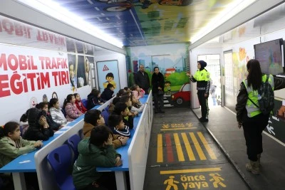 Kilis'te &ouml;ğrencilere "Mobil Trafik Eğitim Tırı"nda eğitim verildi