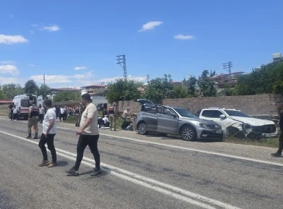 Kilis'te pikap ile otomobilin &ccedil;arpıştığı kazada 9 kişi yaralandı