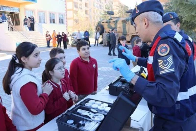 Kilis'te "Yerli Malı Haftası"nda &ouml;ğrencilere yerli ve milli ara&ccedil;lar tanıtıldı