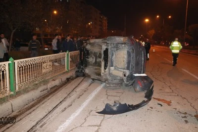 Kilis'te ref&uuml;je &ccedil;arpan ara&ccedil;taki s&uuml;r&uuml;c&uuml; yaralandı