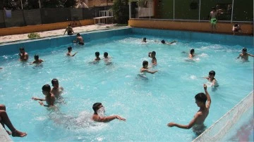 Kilis'te vatandaşlar havuzda serinliyor