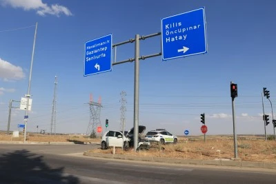 Kilis'te y&ouml;n tabelasına &ccedil;arpan otomobildeki 2 kişi yaralandı