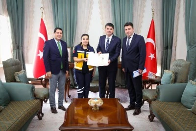 Kilis Valisi Kalaylı, hayat kurtaran sağlık personelini &ouml;d&uuml;llendirdi