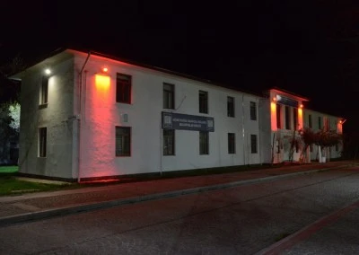 Kırmızı ışıklar eşit yaşam i&ccedil;in yandı