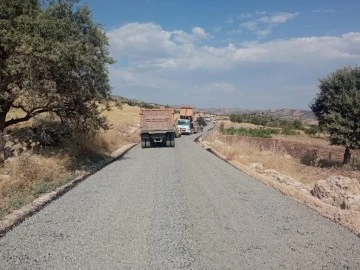 Kırsal mahalle yollarında &ccedil;alışmalar s&uuml;r&uuml;yor