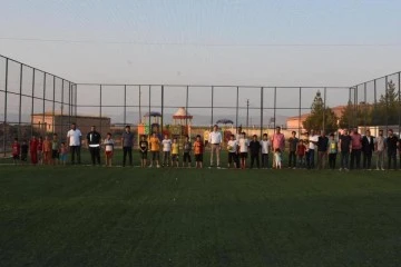 Kırsal mahallede gen&ccedil;lerle top oynadı