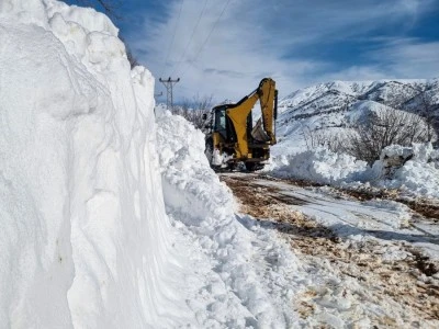 Kırsal mahallelerde karla m&uuml;cadele: 16 g&uuml;nde 6 bin 290 km yol a&ccedil;ıldı