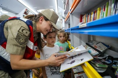 Kırsaldaki &ccedil;ocuklar "gezici k&uuml;t&uuml;phane" ile kitap ve etkinliklerle buluşuyor