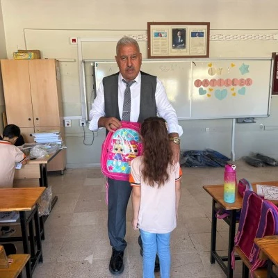 Kırtasiye ve okul &ccedil;antası hediye edildi