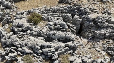  Kışlık yiyeceklerini geleneksel y&ouml;ntemle mağarada saklıyor