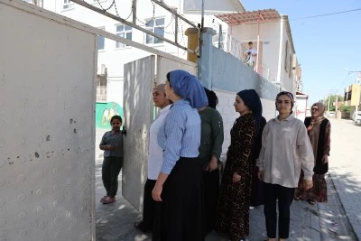 Kitap okuma yarışmasına katılan anneler &ccedil;ocuklarının oturduğu sıralarda sınava girdi