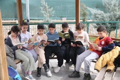 Kitap okuma yarışmasının &ouml;d&uuml;l&uuml; "umre ziyareti, Avrupa ve Balkan turu" olacak