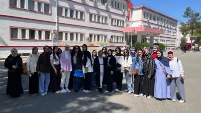 Kız Lisesi &Ouml;ğrencileri, kamp&uuml;s&uuml; gezdi