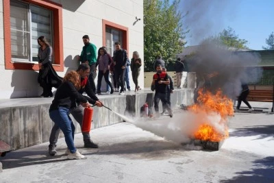 Kız &Ouml;ğrenci Yurdunda yangın tatbikatı