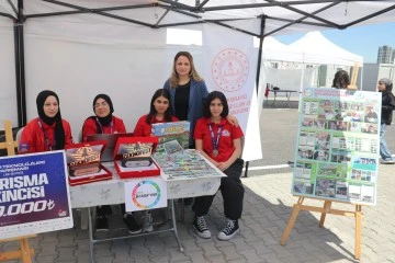 Kız &ouml;ğrenciler hazırladıkları turizm projesiyle TEKNOFEST'te ikinci oldu