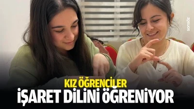 Kız &ouml;ğrenciler işaret dilini &ouml;ğreniyor