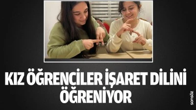Kız &ouml;ğrenciler işaret dilini &ouml;ğreniyor