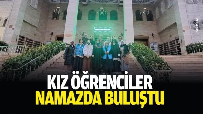 Kız &ouml;ğrenciler namazda buluştu