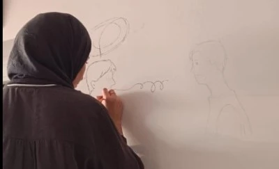 Kız &ouml;ğrenciler, resim becerilerini geliştiriyor