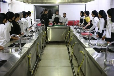 Kız &ouml;ğrenciler, tezgahın başına ge&ccedil;iyor