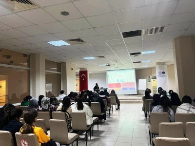 Kız &ouml;ğrencilere bağımlılığa karşı seminer