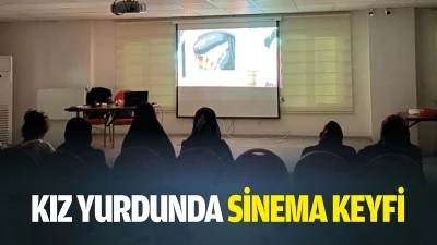 Kız yurdunda sinema keyfi