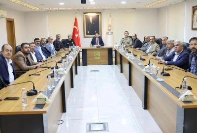 Kızıltepe Kaymakamı Abdullah Şahin, muhtarlarla g&ouml;r&uuml;şt&uuml;