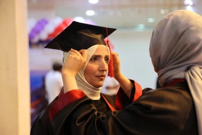 Kızıyla aynı &uuml;niversiteden mezun oldu