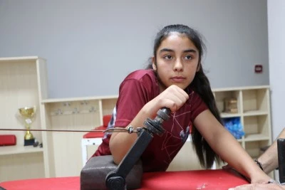 Kızların bileği b&uuml;k&uuml;lm&uuml;yor