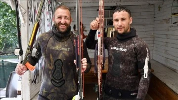 Kocaeli'de dalgı&ccedil;lar, zıpkınla 320 kilogramlık mavi y&uuml;zge&ccedil;li orkinos avladı