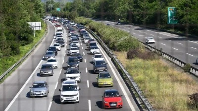 Kocaeli'de yollarda bayram d&ouml;n&uuml;ş&uuml; yoğunluğu yaşanıyor