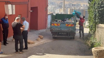 Koku şikayeti &uuml;zerine girilen evden 2 kamyon &ccedil;&ouml;p &ccedil;ıkarıldı