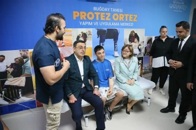Kol protezine kavuşan Mehmet Efe, konsolla oyun oynama hayalini ger&ccedil;ekleştirdi
