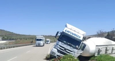 Kontrolden &ccedil;ıkan beton mikseri yola devrildi