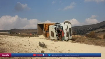Kontrolden &ccedil;ıkan hafriyat kamyonu yola devrildi