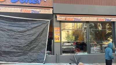Kontrolden &ccedil;ıkan otomobil d&ouml;nerci d&uuml;kkanına girdi
