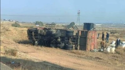 Kontrolden &ccedil;ıkan tır, yola devrildi